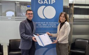 El presidente del Consejo Regional de Transparencia de C-LM, Fernando Muñoz, y la presidenta de la Comisión de Garantía del Derecho de Acceso a la Información Pública de Cataluña, Iolanda Pineda.