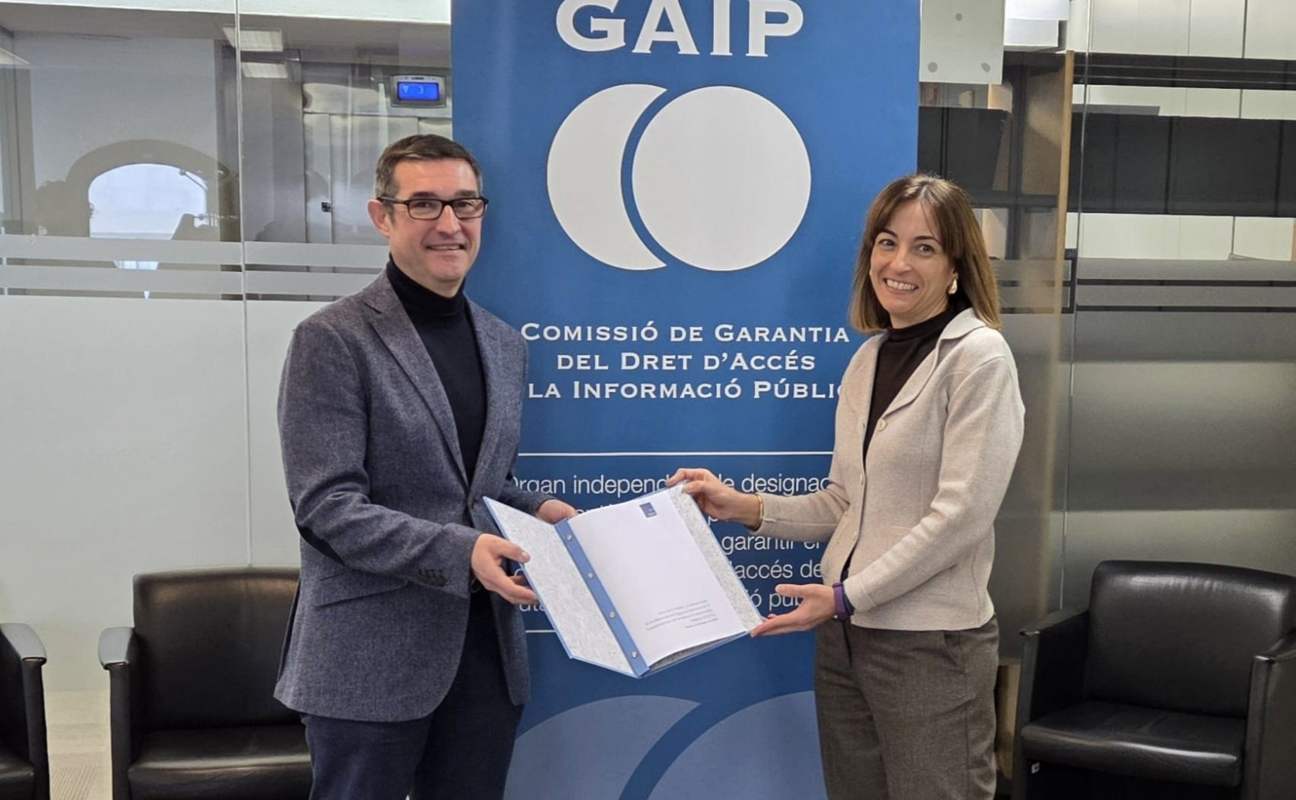 El presidente del Consejo Regional de Transparencia de C-LM, Fernando Muñoz, y la presidenta de la Comisión de Garantía del Derecho de Acceso a la Información Pública de Cataluña, Iolanda Pineda.