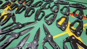 En la foto, los mosquetones para escalada que "ocultaban" armas blancas prohibidas.