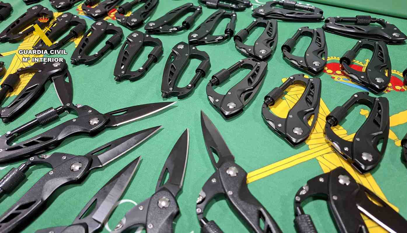 En la foto, los mosquetones para escalada que "ocultaban" armas blancas prohibidas.