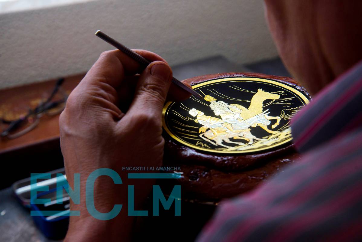 Damasquinador trabajando en un local de Toledo. Foto: ENCLM / Rebeca Arango.