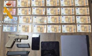 Material incautado al grupo estafador.