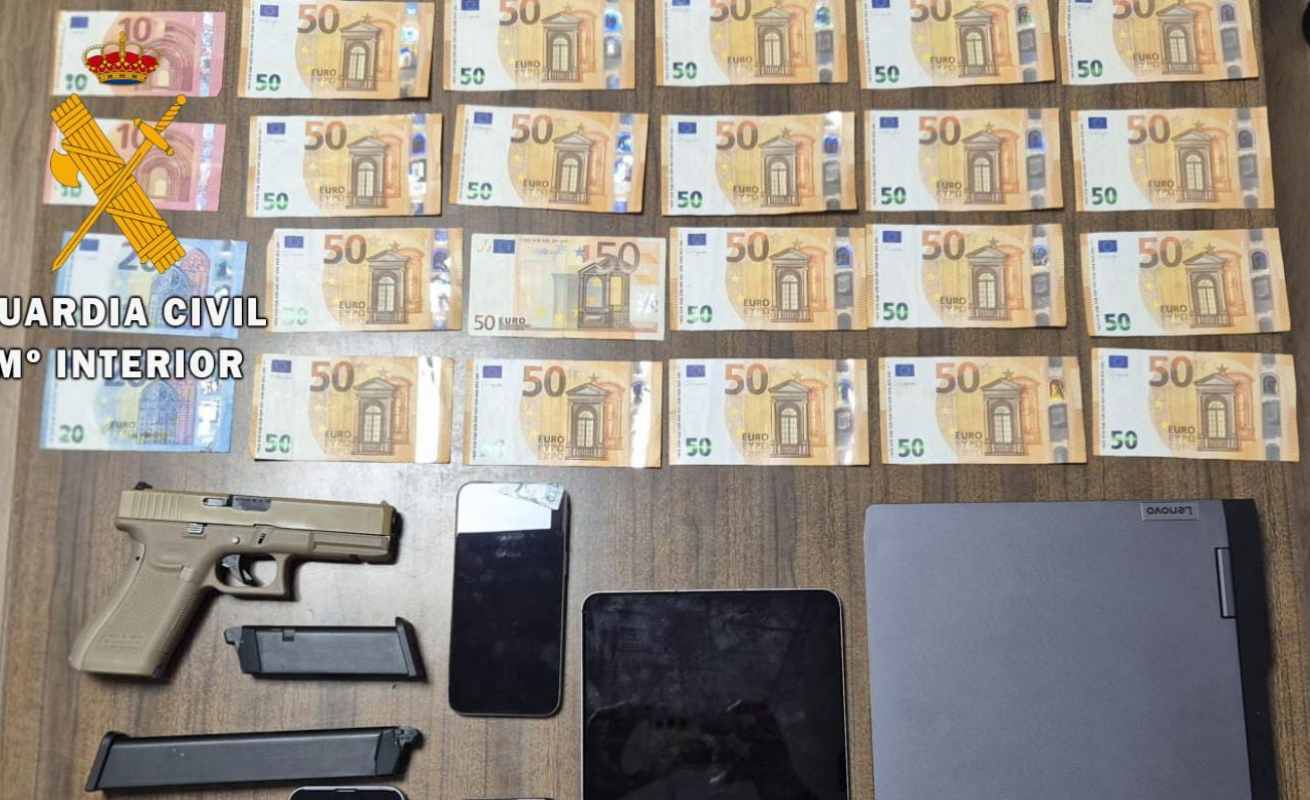 Material incautado al grupo estafador.