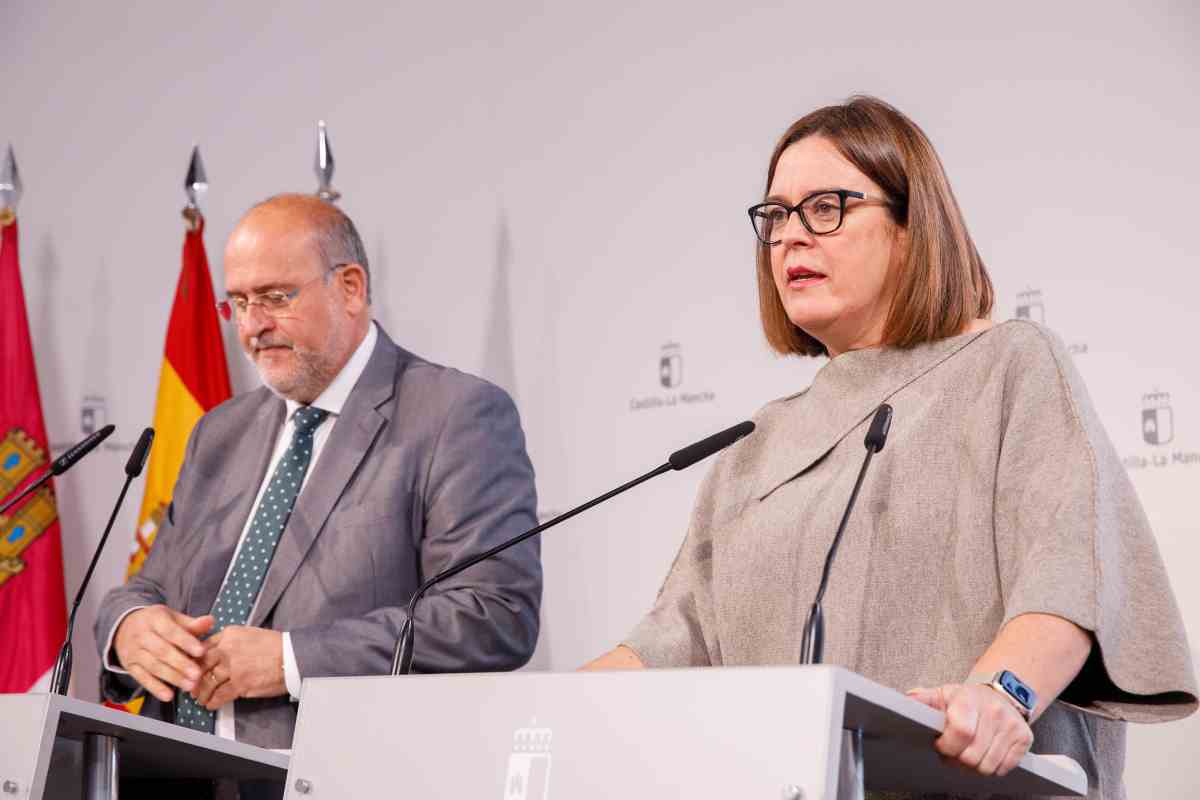 La consejera portavoz del Gobierno regional, Esther Padilla, y el vicepresidente primero de Castilla-La Mancha, José Luis Martínez Guijarro.