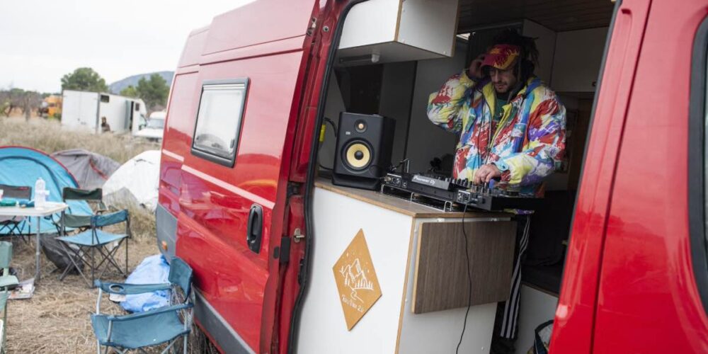 Rais Millán, ravero de Barcelona asistente de la 'Big Fucking Party' que se celebra en Férez (Albacete) - EUROPA PRESS / VÍCTOR FERNÁNDEZ