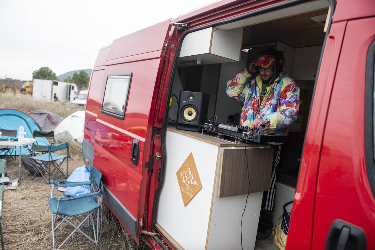 Rais Millán, ravero de Barcelona asistente de la 'Big Fucking Party' que se celebra en Férez (Albacete) - EUROPA PRESS / VÍCTOR FERNÁNDEZ