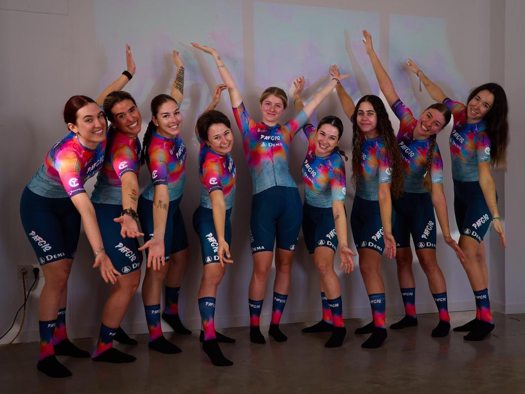 La deportista puertollanense (segunda por la izquierda), posando con casi todas sus compañeras de equipo.