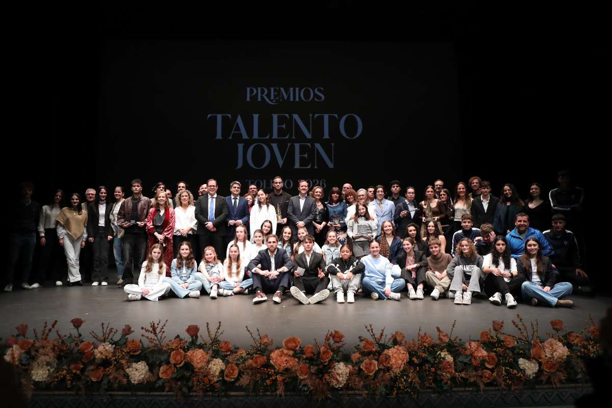 Foto de familia en la Gala de los premios Talento Joven.