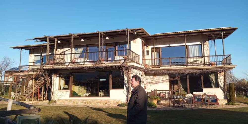 Roberto Gálvez, delante de la finca 'Los Pájaros'.