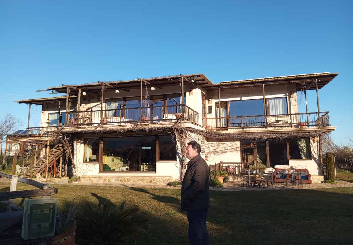 Roberto Gálvez, delante de la finca 'Los Pájaros'.