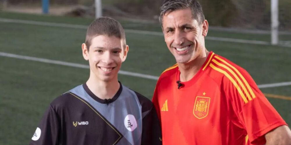 El campeón del mundo Joan Capdevilla se une a Álvaro, paciente de cáncer, para luchar contra esta enfermedad. Foto: unoentrecienmil.