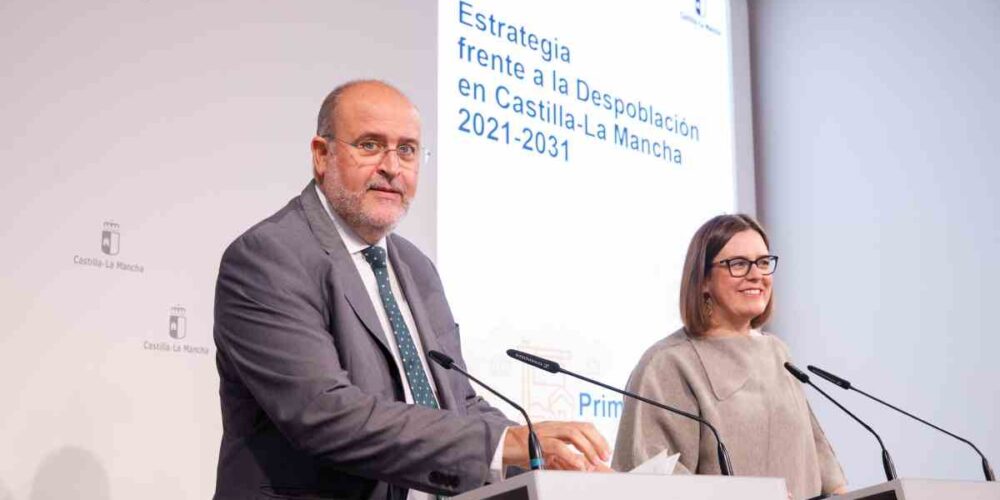 El vicepresidente primero de Castilla-La Mancha, José Luis Martínez Guijarro, y la consejera portavoz del Gobierno, Esther Padilla.