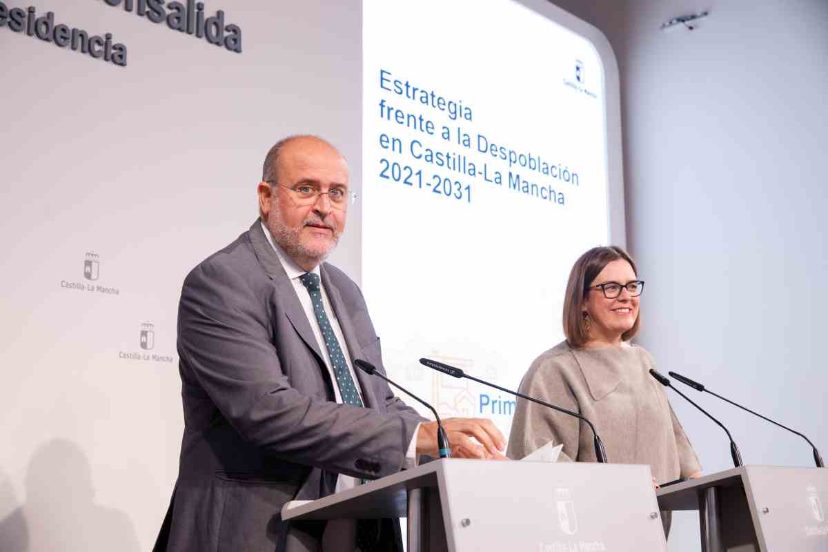 El vicepresidente primero de Castilla-La Mancha, José Luis Martínez Guijarro, y la consejera portavoz del Gobierno, Esther Padilla.