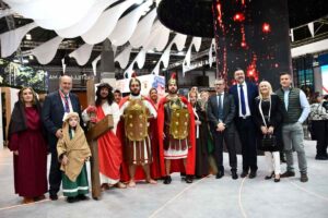 Visita de Martínez Guijarro a Fitur, en el día de Cuenca en la Feria de Turismo.