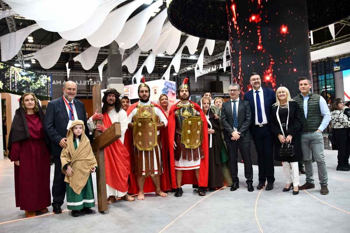 Visita de Martínez Guijarro a Fitur, en el día de Cuenca en la Feria de Turismo.