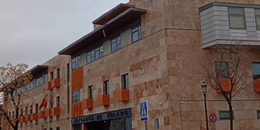 Personal asegurando la zona en los juzgados de Toledo