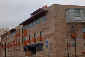 Personal asegurando la zona en los juzgados de Toledo