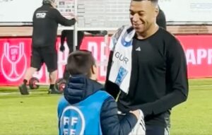 Aarón y Kylian, una de esas pequeñas (o grandes) historias del fútbol.