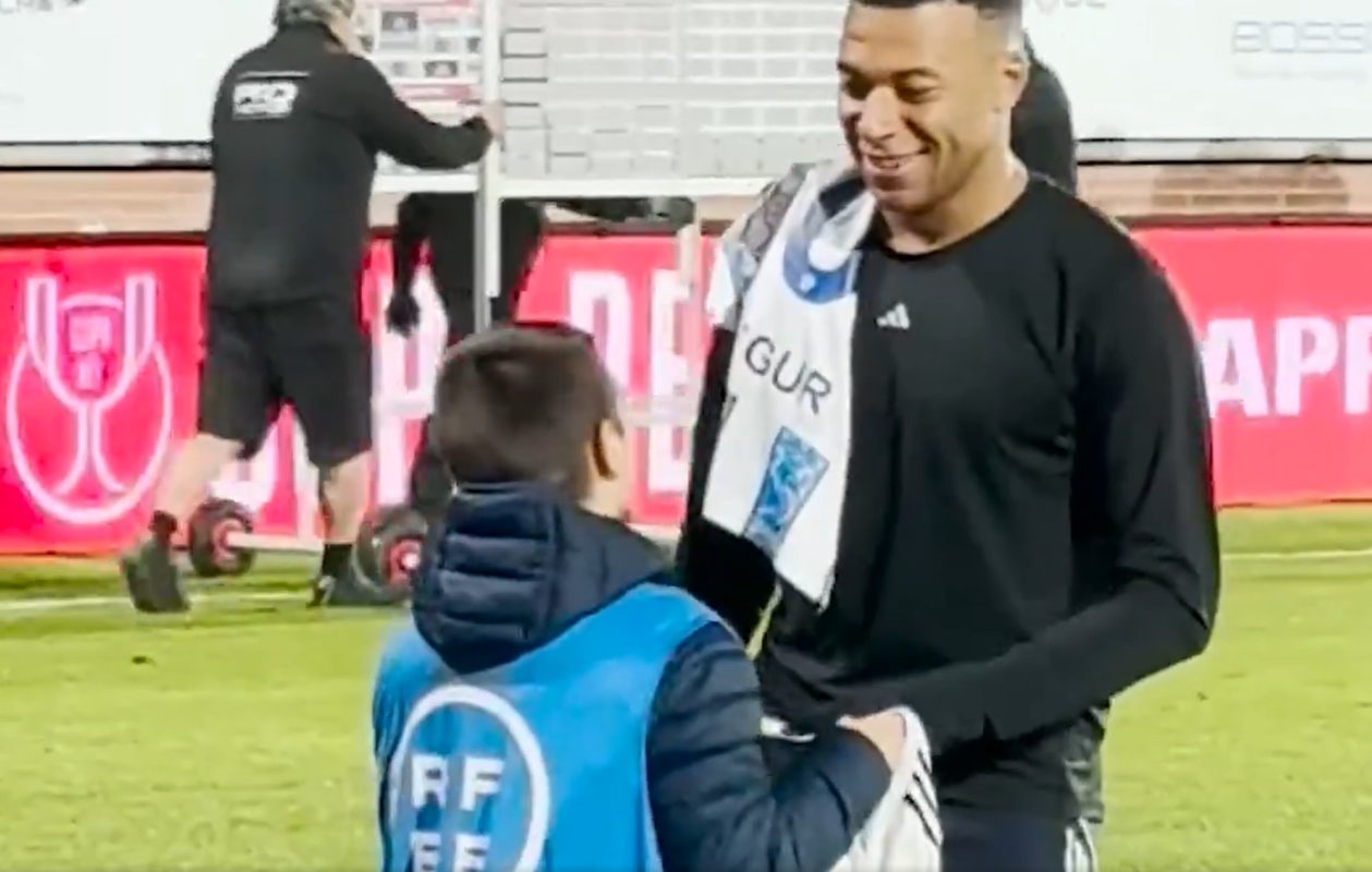 Aarón y Kylian, una de esas pequeñas (o grandes) historias del fútbol.