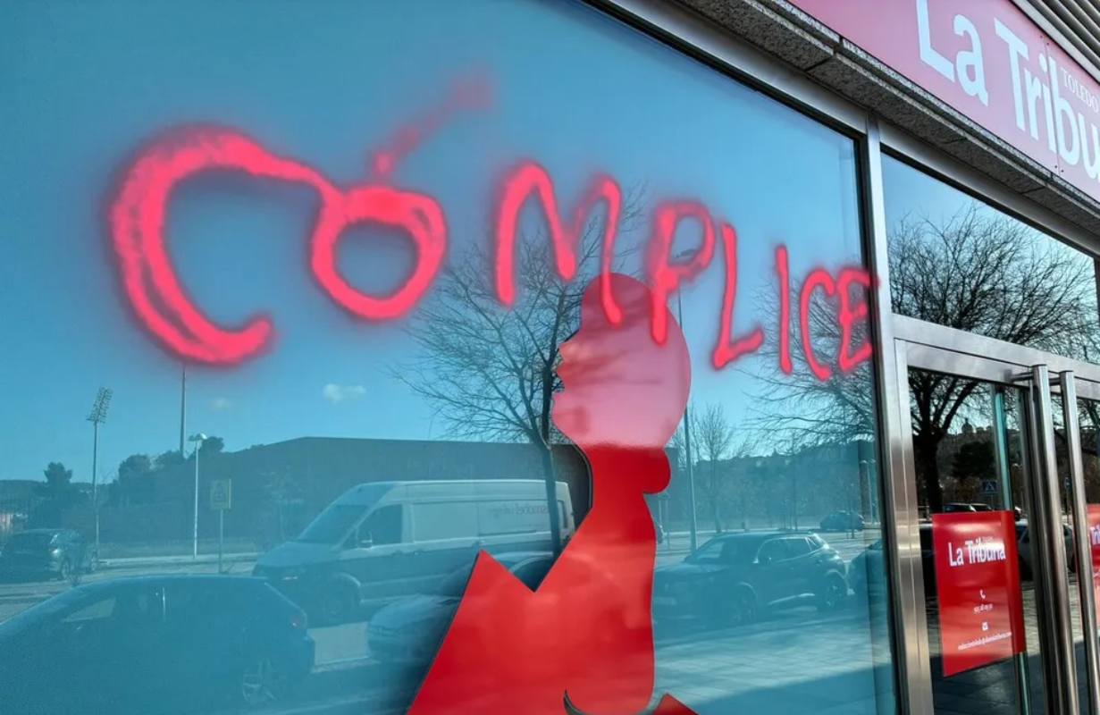 Episodio de vandalismo en la sede de La Tribuna de Toledo. Foto: La Tribuna de Toledo.