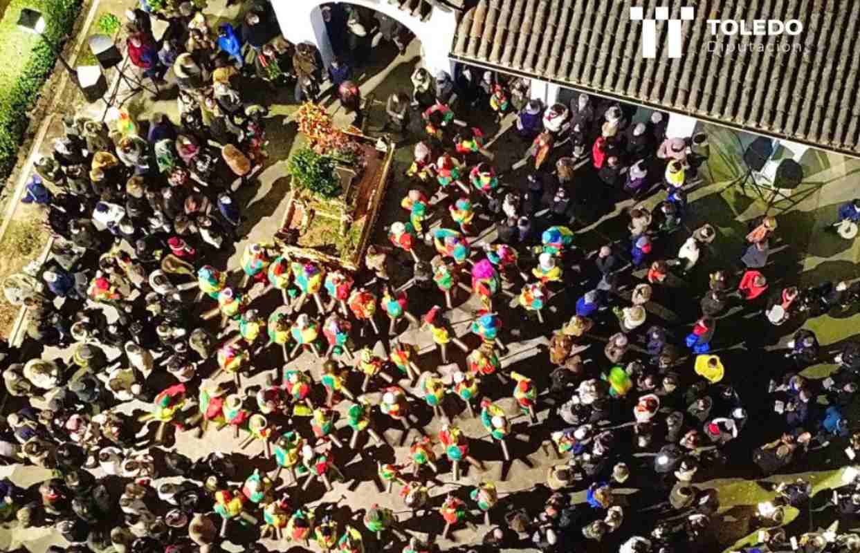 Esta foto ilustra muy bien cómo se viven los "morraches" en Malpica. Foto: Diputación de Toledo.