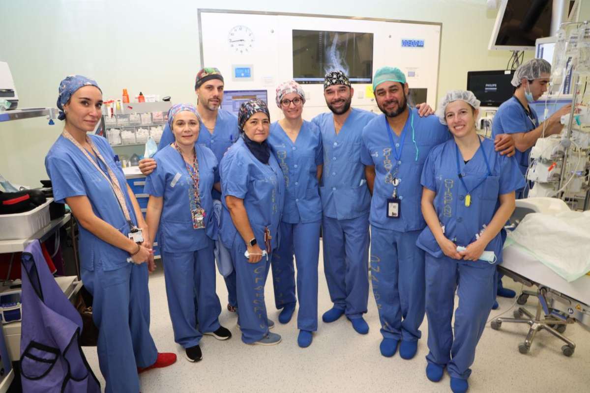 El equipo del Hospital Universitario de Toledo que ha realizado la novedosa intervención de columna.