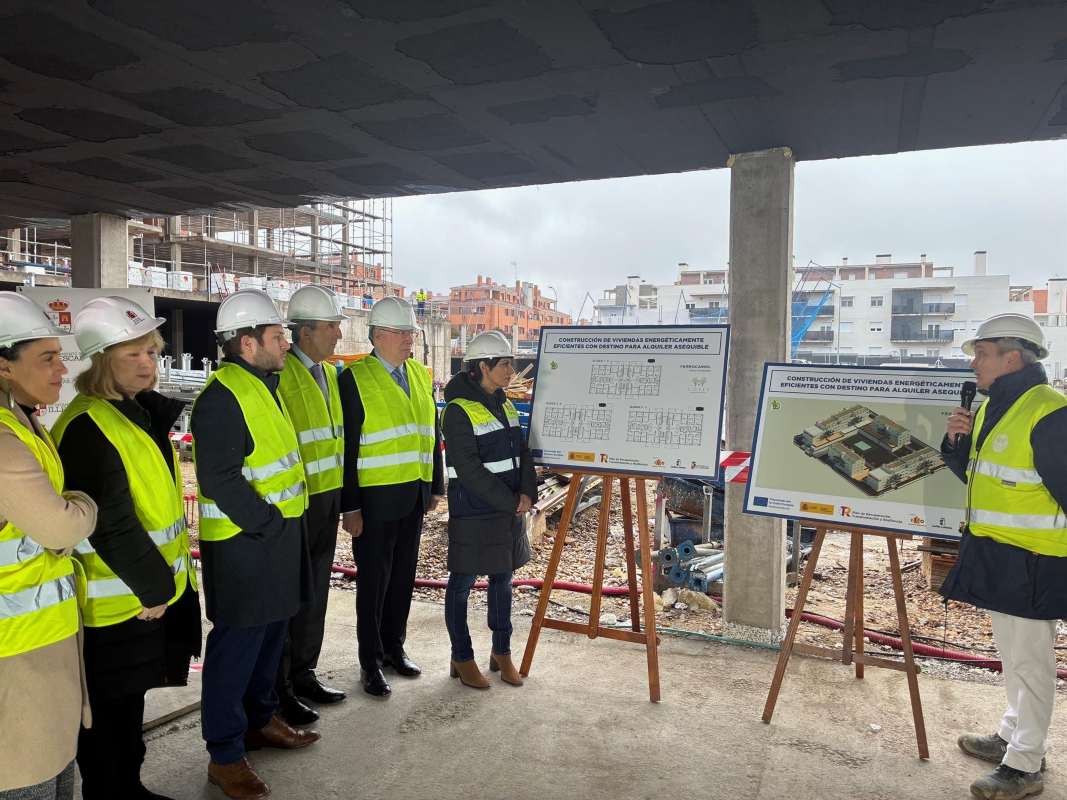 La ministra de Vivienda, Isabel Rodríguez, durante la visita a unas viviendas en construcción en Illescas (Toledo). Imagen: EP