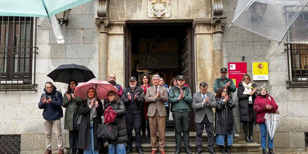 MInuto de silencio en la Delegación del Gobierno en CLM por las víctimas de los asesinatos machistas de Badajoz y Alhaurín.