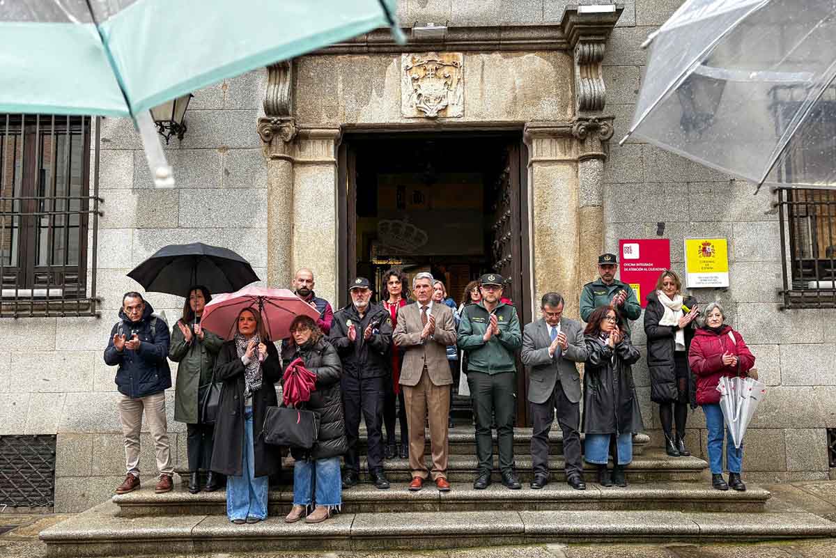 MInuto de silencio en la Delegación del Gobierno en CLM por las víctimas de los asesinatos machistas de Badajoz y Alhaurín.