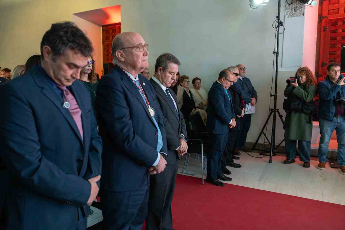 Minuto de silencio antes de los premios Broches Gastronómicos.