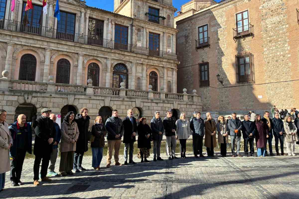Minuto de silencio ante el Ayuntamiento de Toledo.