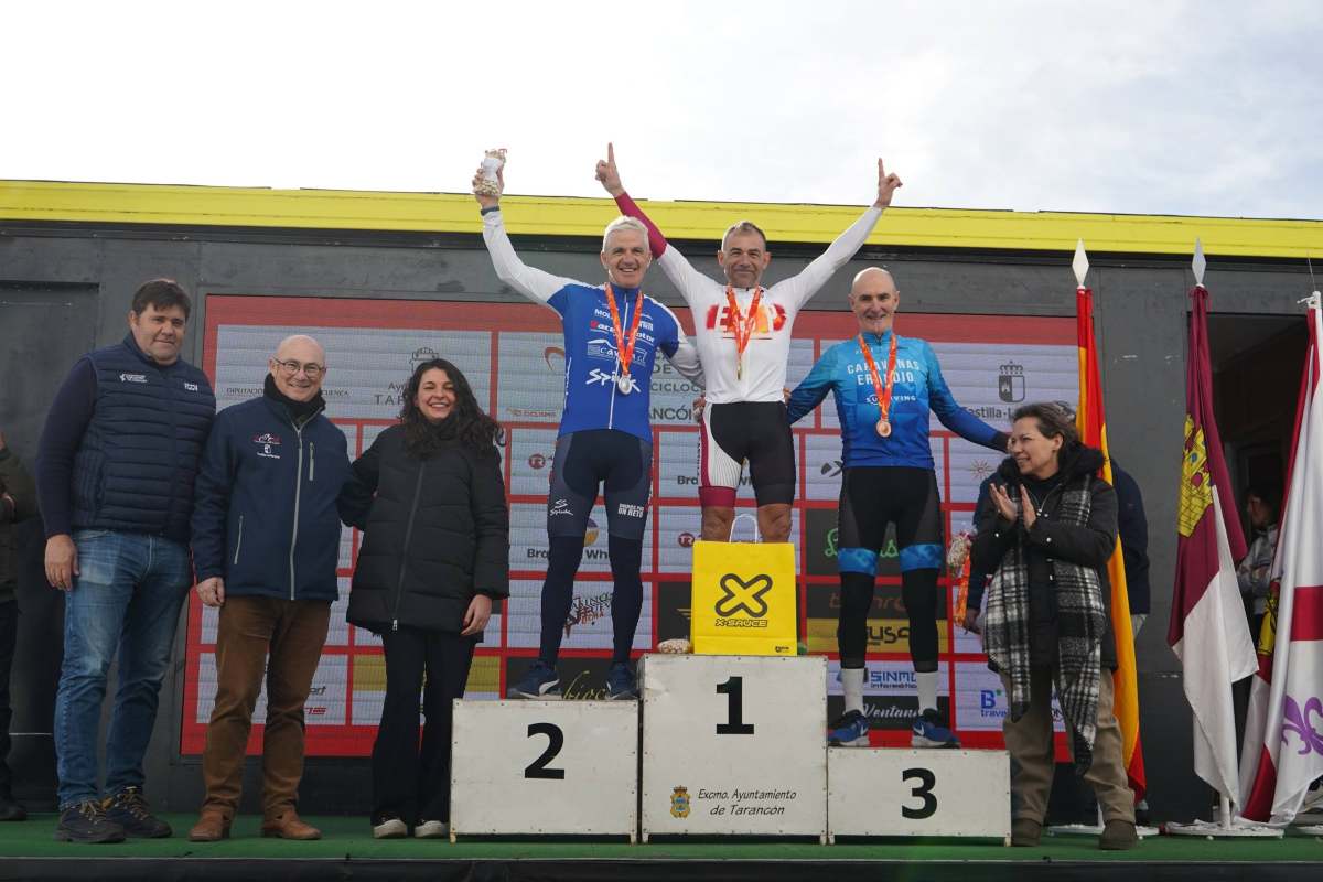 Juan Moya celebra su triunfo en lo más alto del podio.