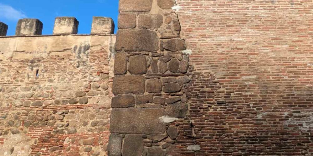 Nueva grieta en las murallas de la calle Carnicerías de Talavera