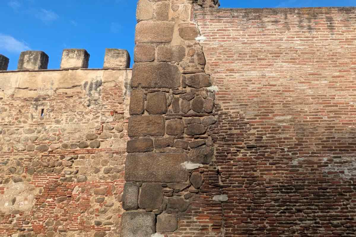 Nueva grieta en las murallas de la calle Carnicerías de Talavera