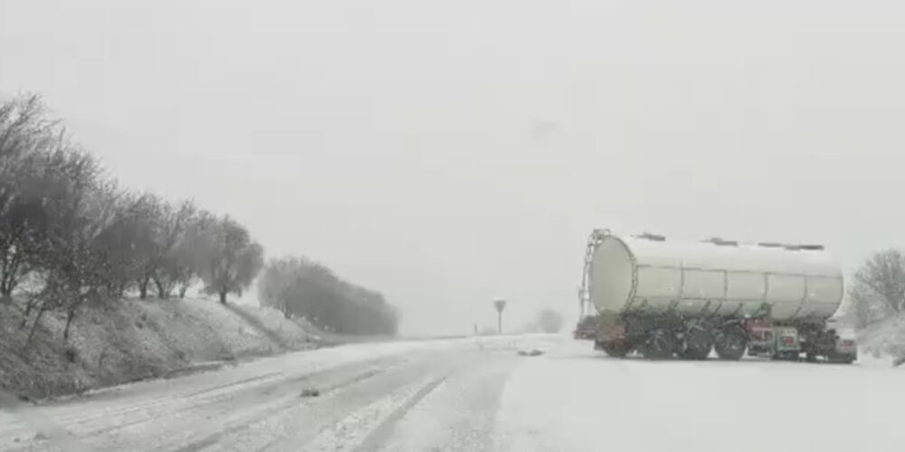 Carretera llena de nieve en Carrascosa del Campo (Cuenca)