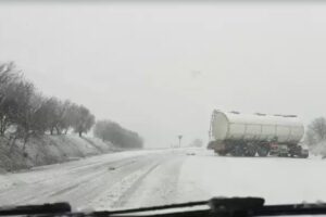 Carretera llena de nieve en Carrascosa del Campo (Cuenca)