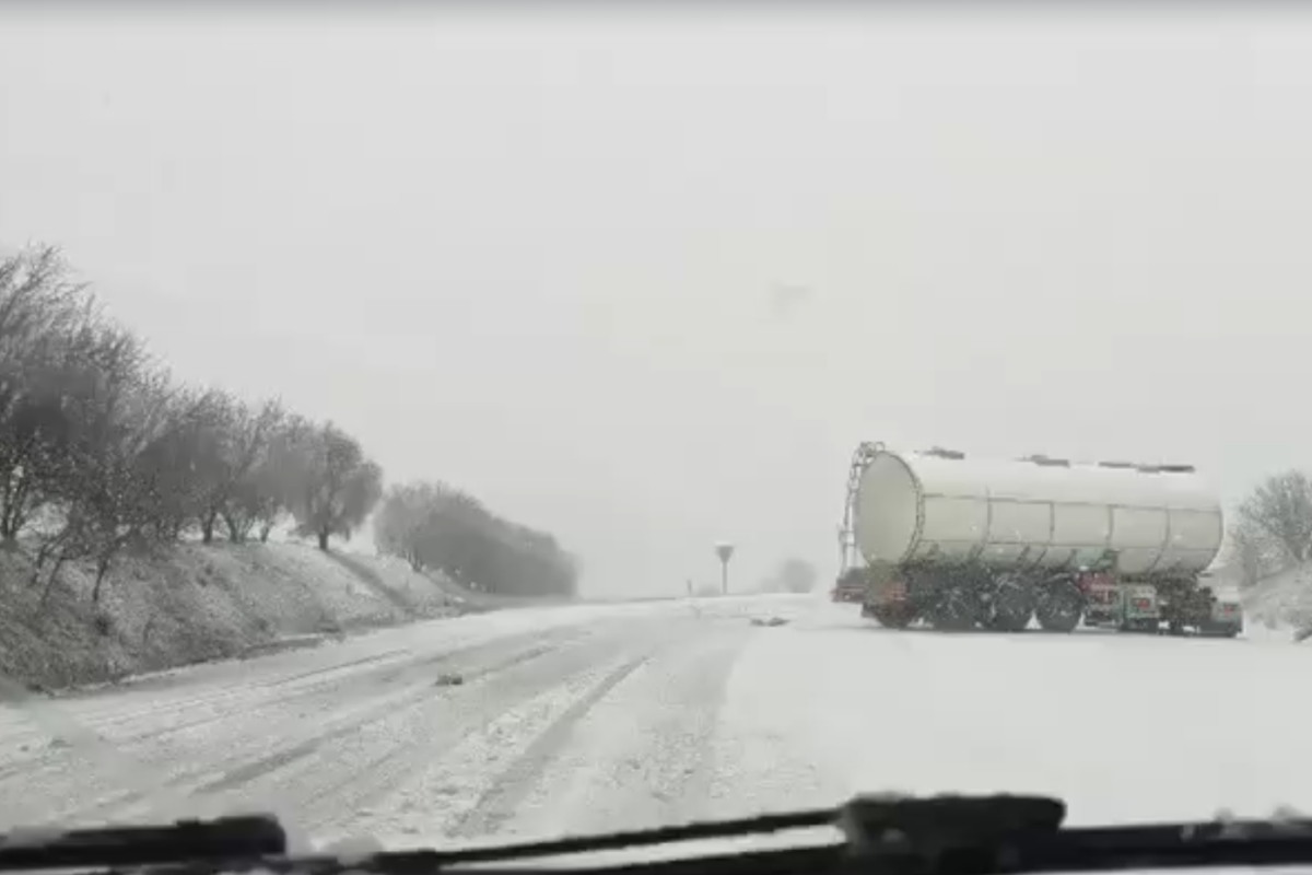Carretera llena de nieve en Carrascosa del Campo (Cuenca)