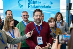 Paco Núñez fue requerido por los medios en la Interparlamentaria del PP.
