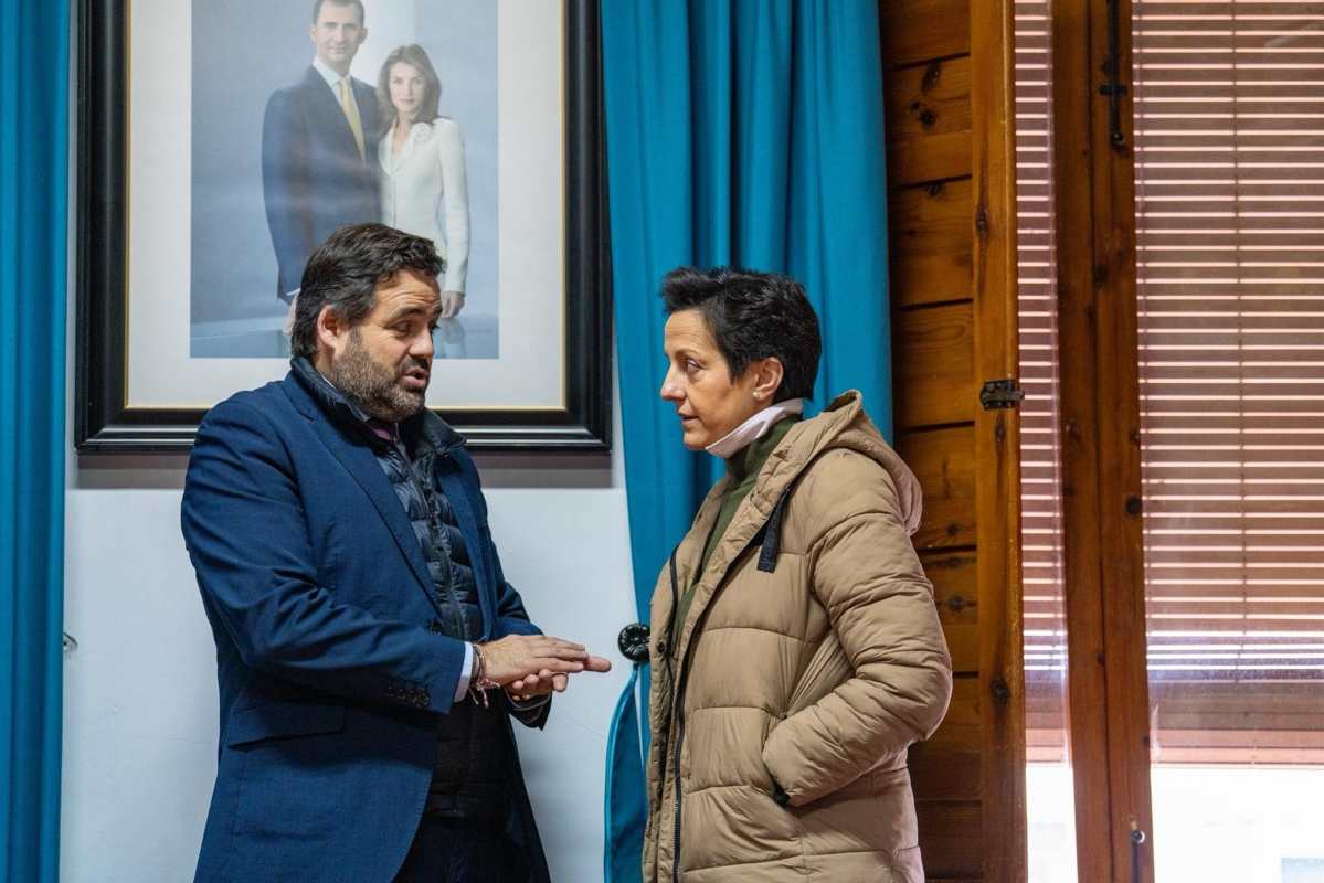 La diputada del PP en las Cortes de C-LM y alcaldesa de Horcajo de Santiago, María Roldán, junto al presidente regional del PP, Paco Núñez.