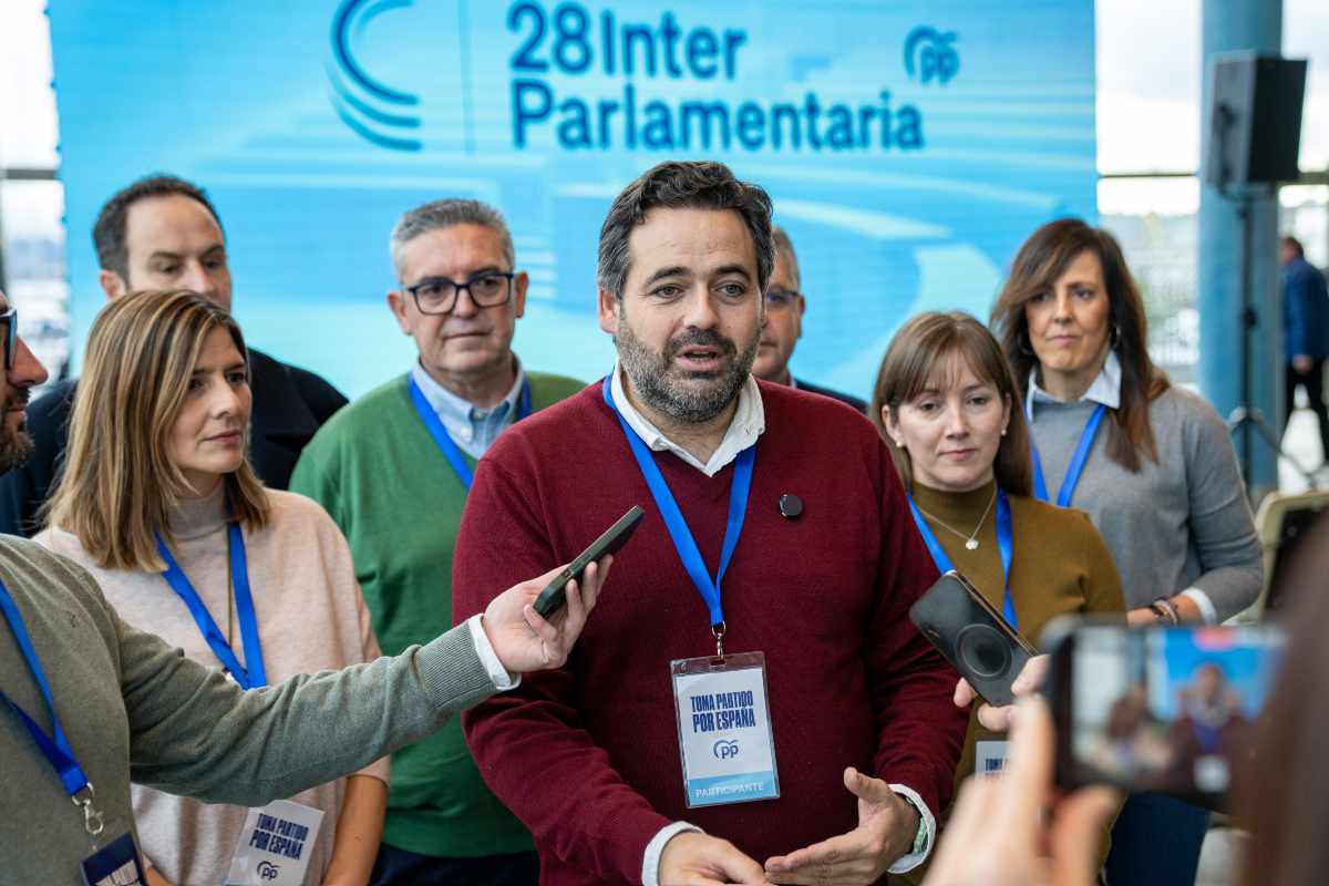Paco Núñez fue requerido por los medios en la Interparlamentaria del PP.