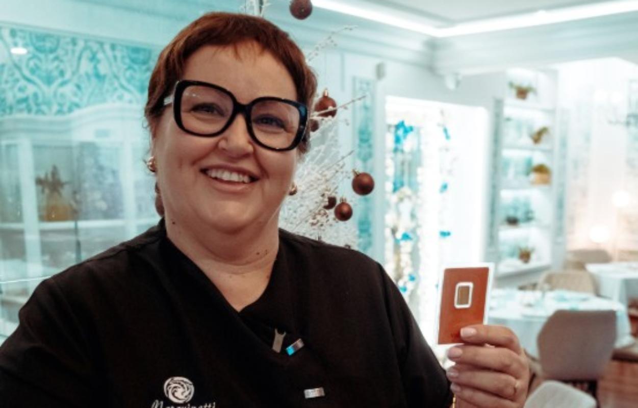 La copropietaria del restaurante, Emi Torralba, con uno de los lingotes.