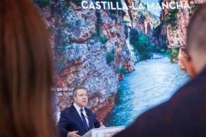 El presidente regional avanzó la nueva normativa turística en Fitur. Foto: JCCM.