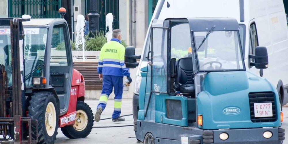 Un trabajador de la limpieza.