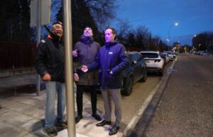 Carlos Velázquez y Jiménez, comprobando el funcionamiento de unos de los pasos.