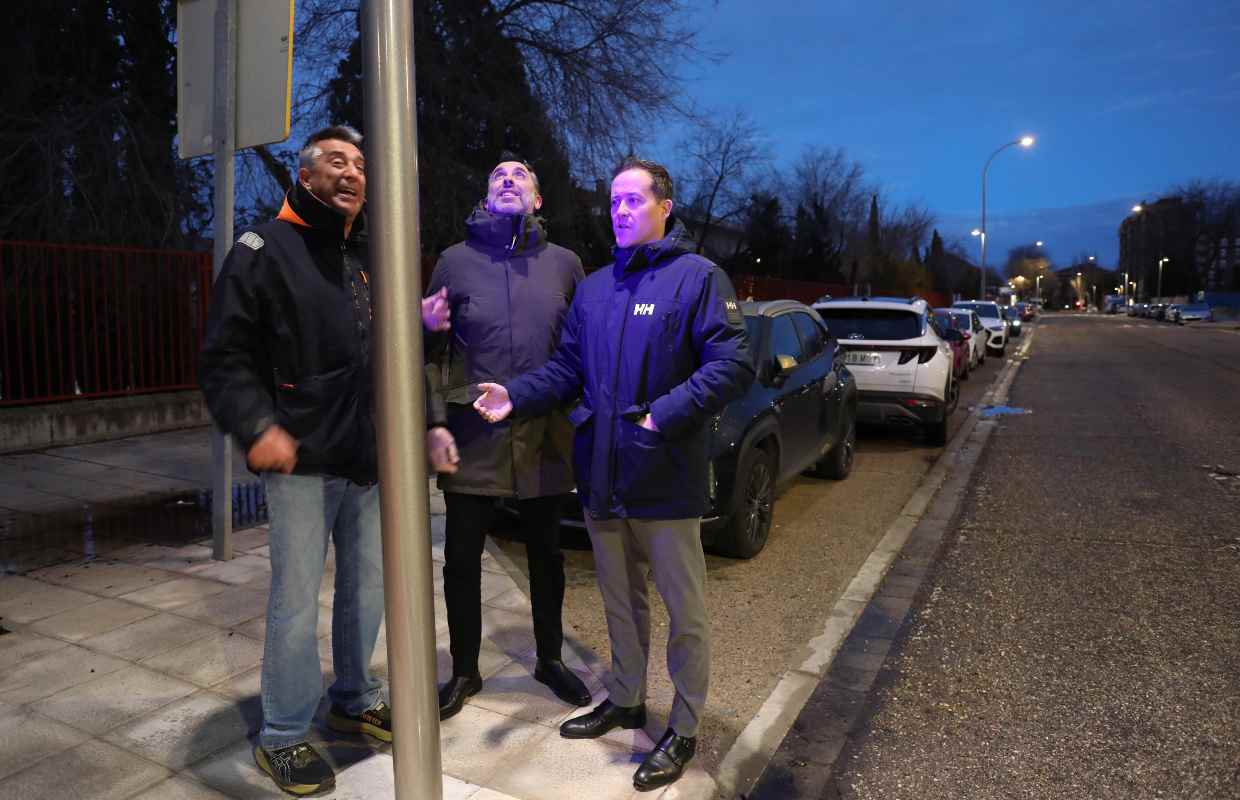 Carlos Velázquez y Jiménez, comprobando el funcionamiento de unos de los pasos.