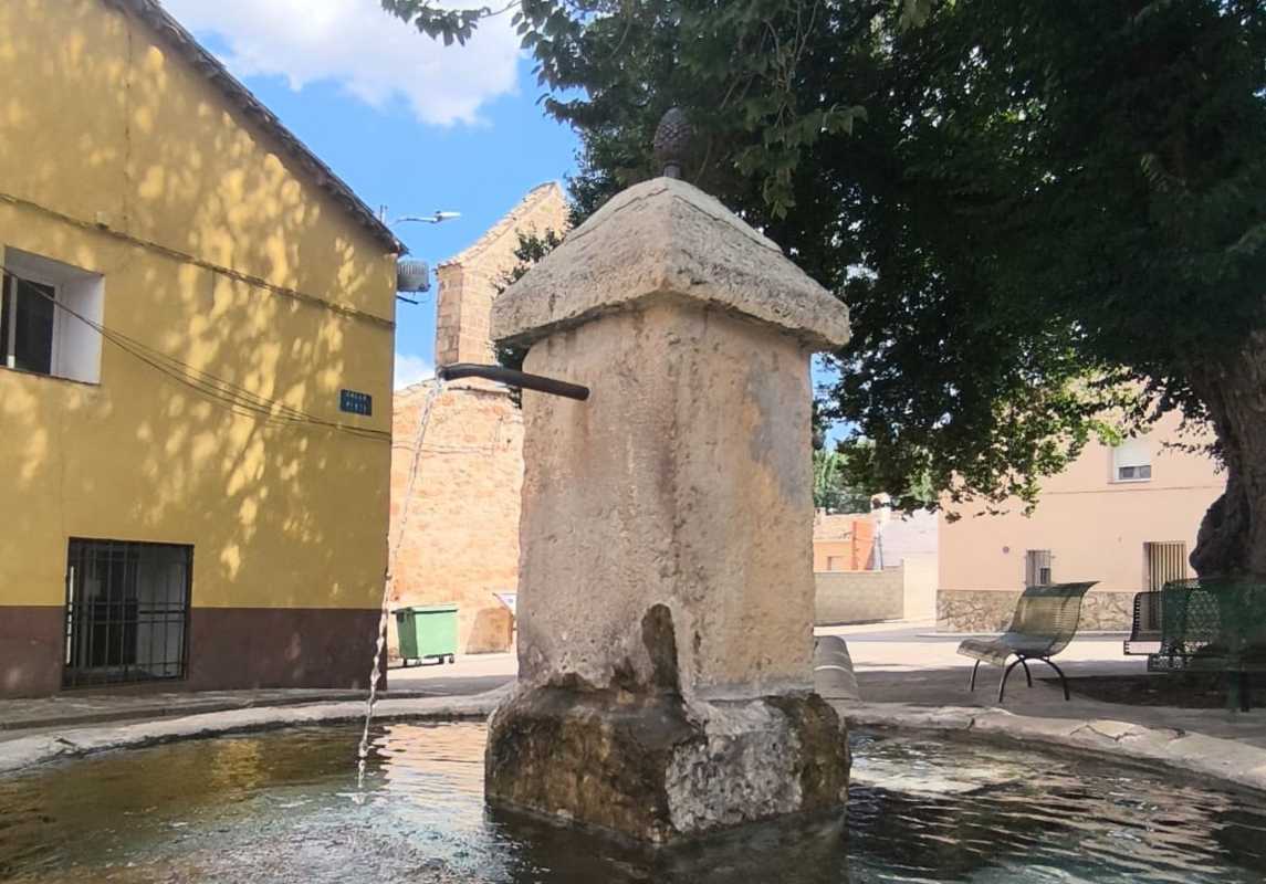 Piña bicentenaria de Collados, sobre la fuente. Foto: Comisión de Festejos de Collados.