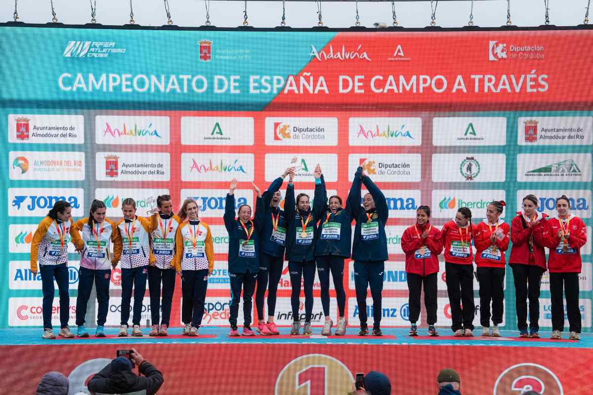 En la foto, la selección femenina de CLM (izquierda), que se proclamó subampeona de España. Foto: RFEA.