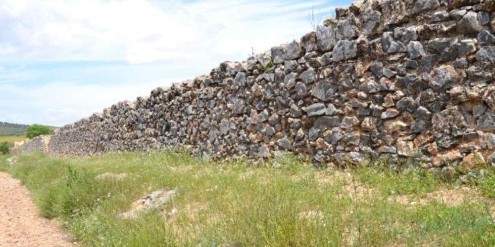 Detalle de la larguísima presa romana de Consuegra. Foto: Turismo CLM.