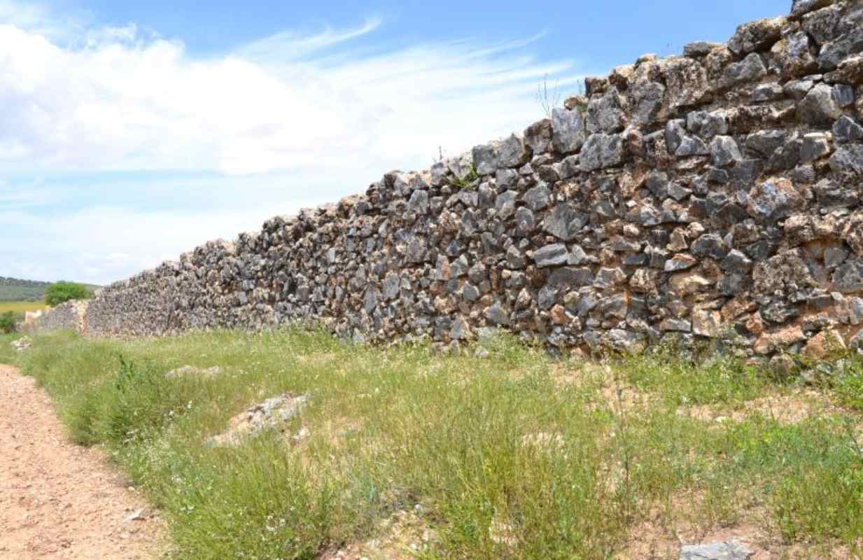 Detalle de la larguísima presa romana de Consuegra. Foto: Turismo CLM.