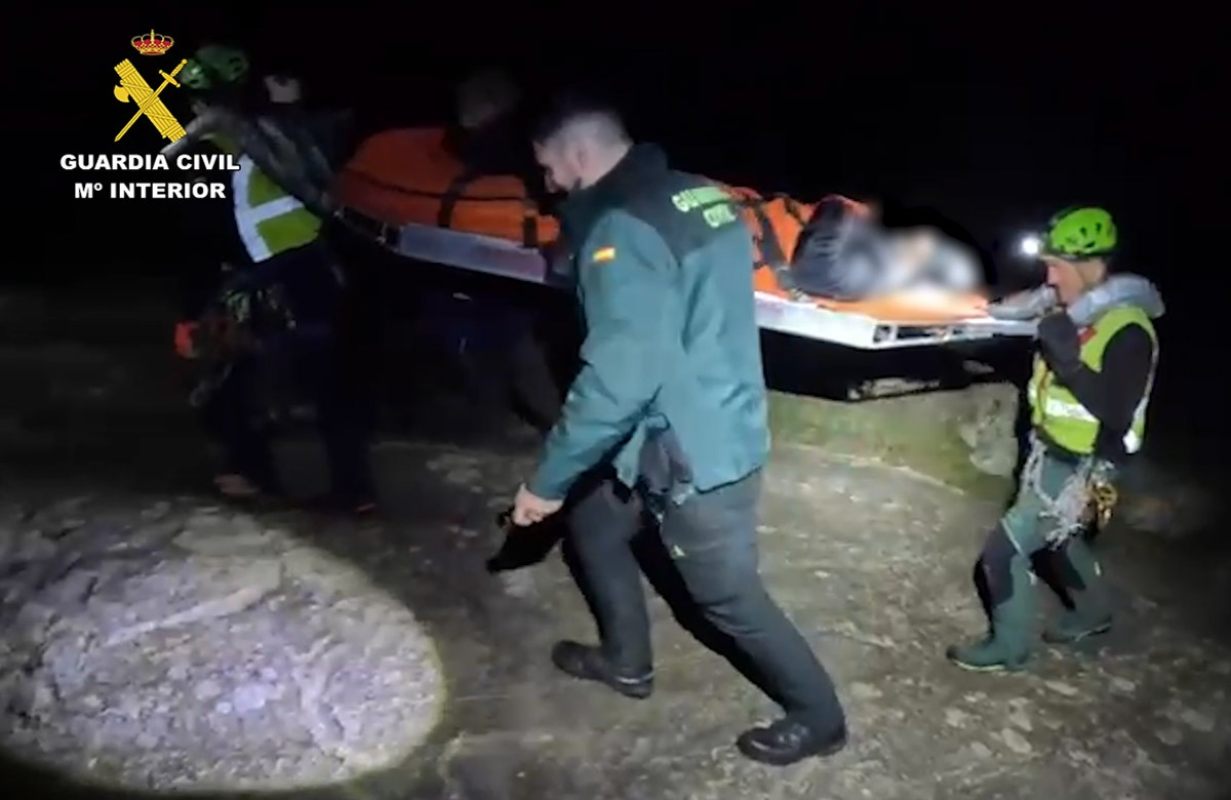 Un momento del rescate de la mujer en Despeñaperros.